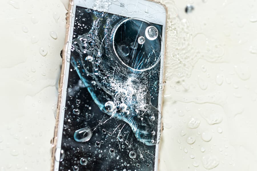Ein Handy iPhone mit einem Wasserschaden