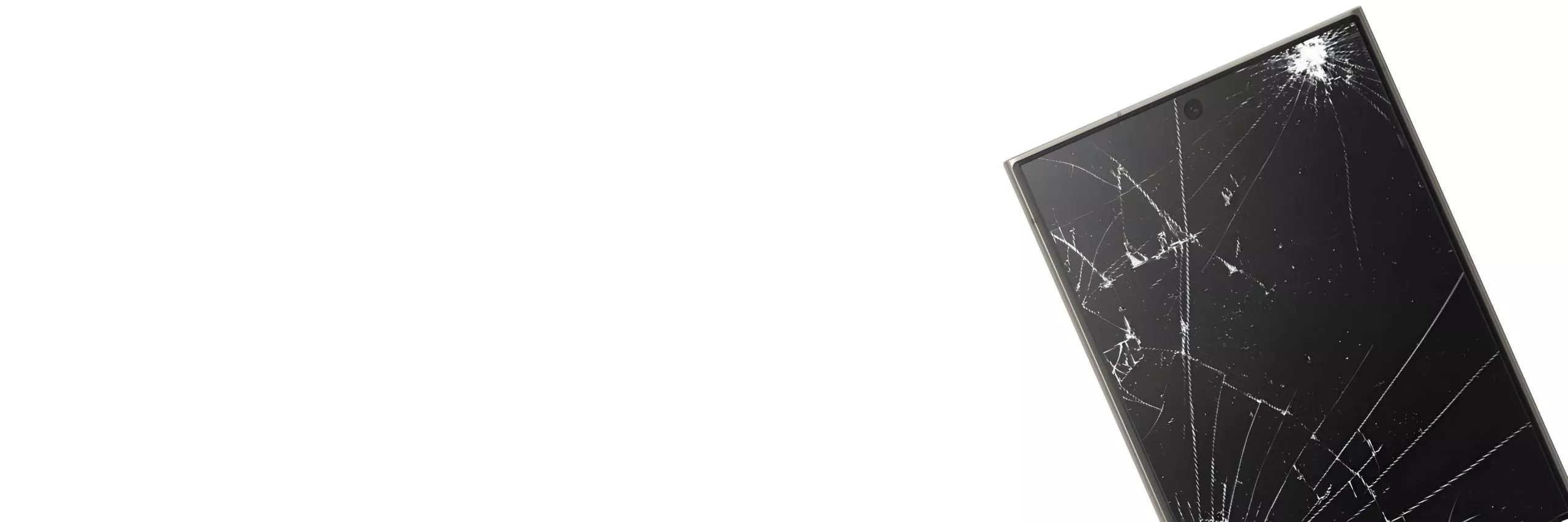 Samsung Galaxy S24 mit stark gesprungenem Display.