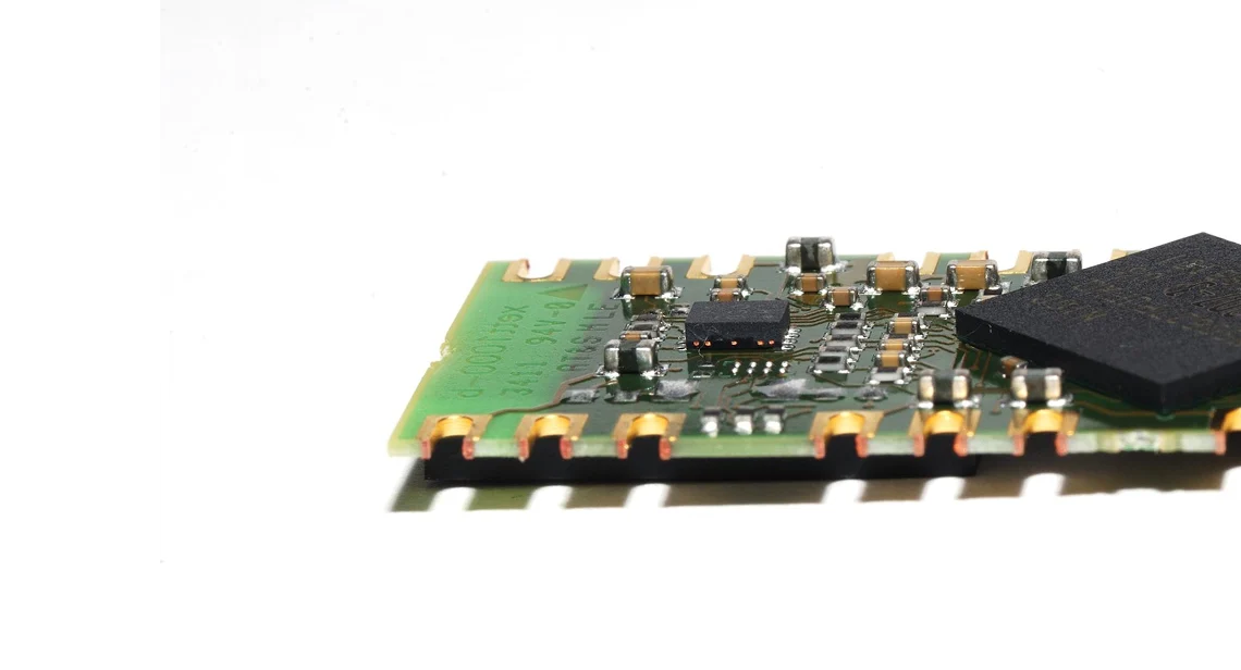 Detailaufnahme einer elektronischen Platine mit Mikrochips und Kontakten.