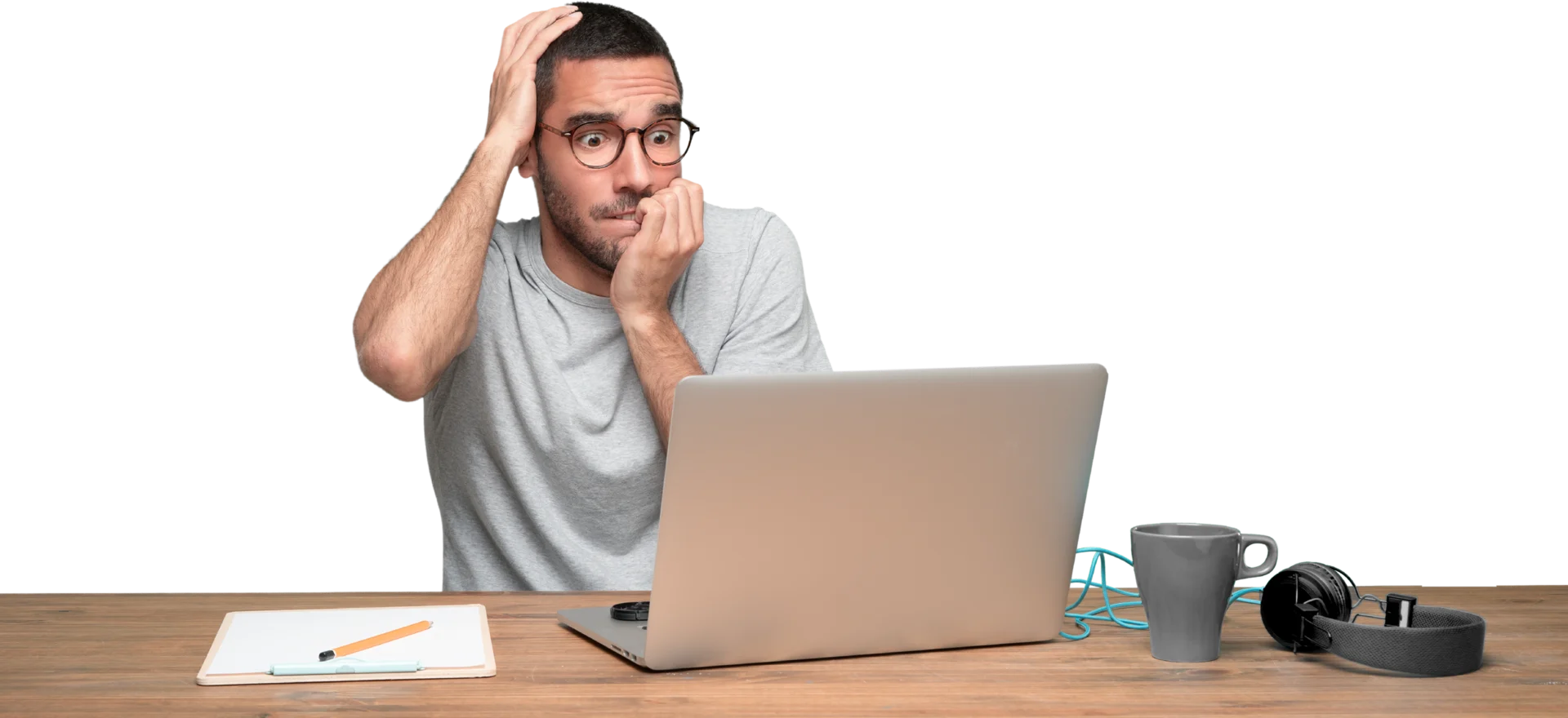 Gestresster Mann mit Laptop, der wegen eines Computerproblems besorgt wirkt.